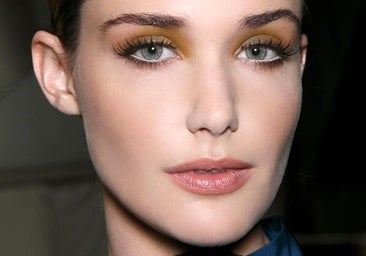 Dile adiós a tu máscara de pestañas favorita y cámbiala por una máscara de pestañas marrón